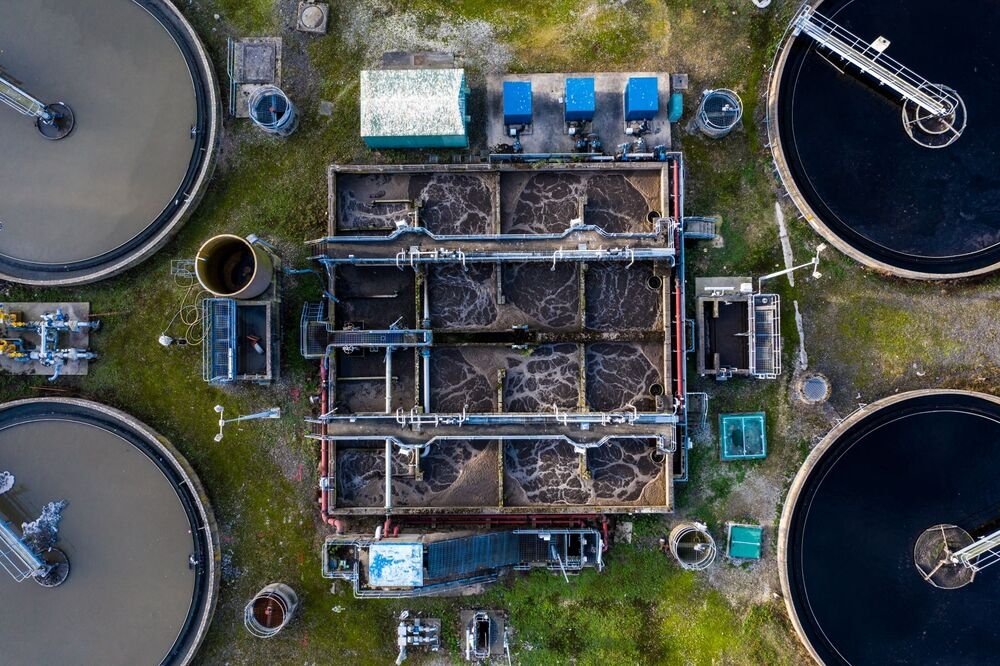 ¿Qué necesitan las empresas para implementar un sistema de tratamiento de aguas residuales?