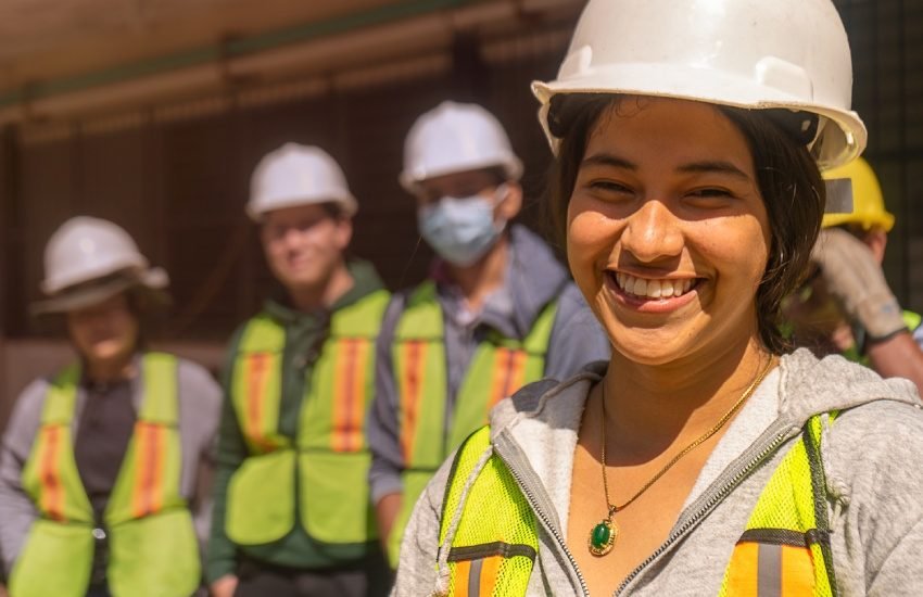 Lanzan becas exclusivas para mujeres en doctorados en reconocidas universidades